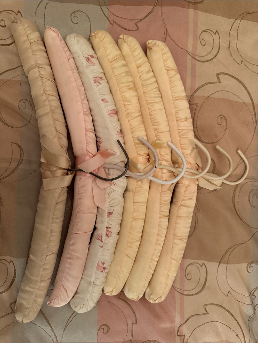 Set of 6 Vintage Padded Satin Hangers in Cream & Blush